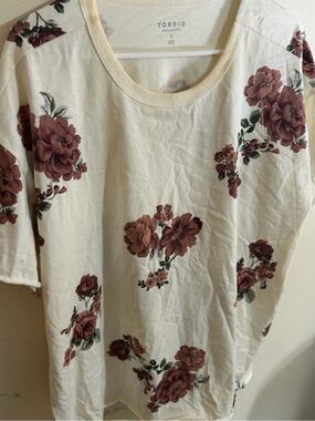 NWOT torrid Size 2x Relaxed fit Cream Scoop Neck Tee with Rose Print